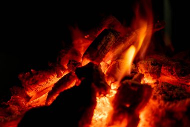 Turuncu ve sarı tonlarda parlak kömür közleri. Sıcaklık kavramı