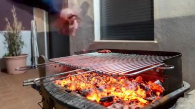 Barbekü yapan bir adamın zaman aşımı