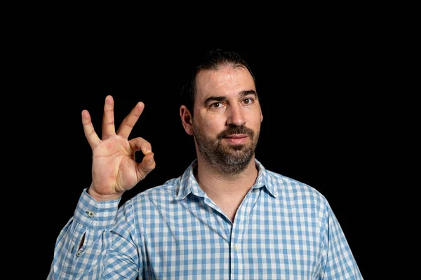 Baard Man Een Wit Blauw Geruite Shirt Doet Het Symbool — Stockfoto