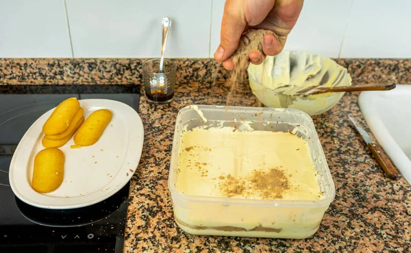 Tekintse Meg Kezét Készül Krém Hogy Egy Tiramisu Torta Konyhában — Stock Fotó