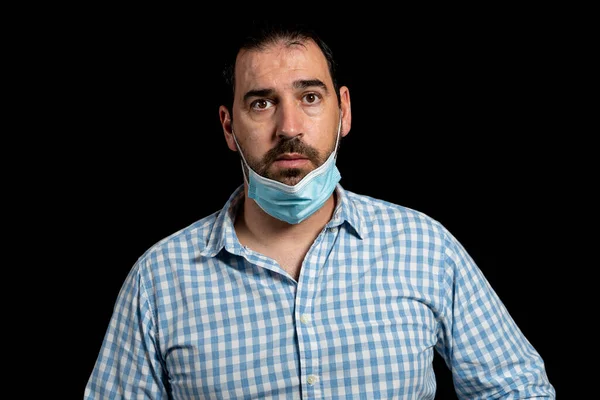 Retrato Homem Barbudo Com Uma Camisa Xadrez Branca Azul Usando — Fotografia de Stock