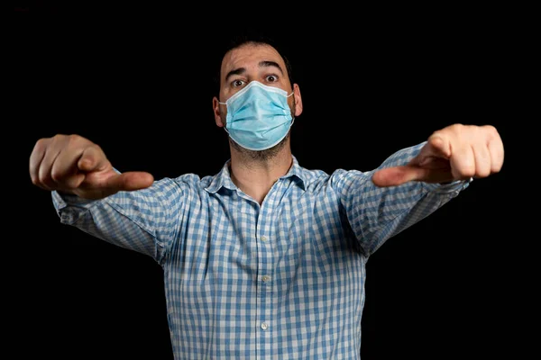 Hombre Barbudo Usando Una Máscara Quirúrgica Para Protegerse Del Coronavirus — Foto de Stock