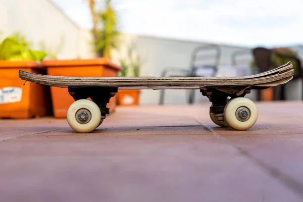 Blick Auf Ein Altes Skateboard Auf Der Terrasse Des Hauses — Stockfoto