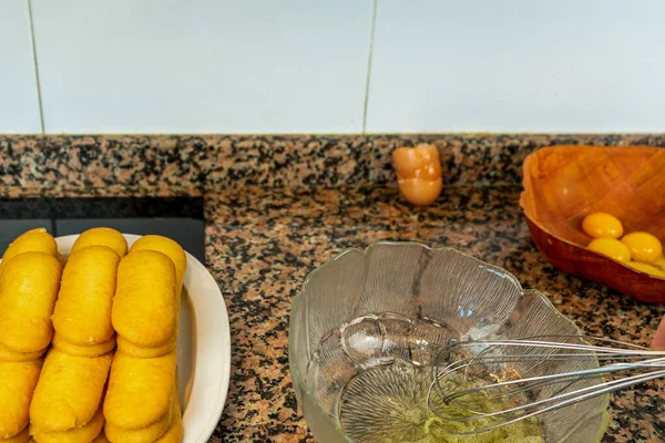 Vista Das Mãos Preparando Creme Para Fazer Bolo Tiramisu Cozinha — Fotografia de Stock