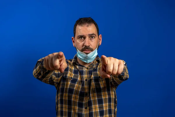 Bonito Barbudo Com Uma Camisa Xadrez Amarela Usando Uma Máscara — Fotografia de Stock