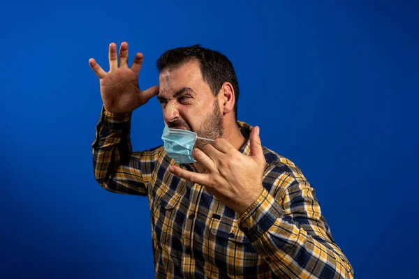 Homem Barbudo Com Uma Camisa Xadrez Amarela Arrancando Com Raiva — Fotografia de Stock