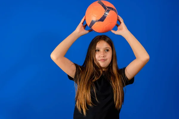 Nogal Een Knappe Meid Die Grappig Poseert Met Een Voetbal — Stockfoto