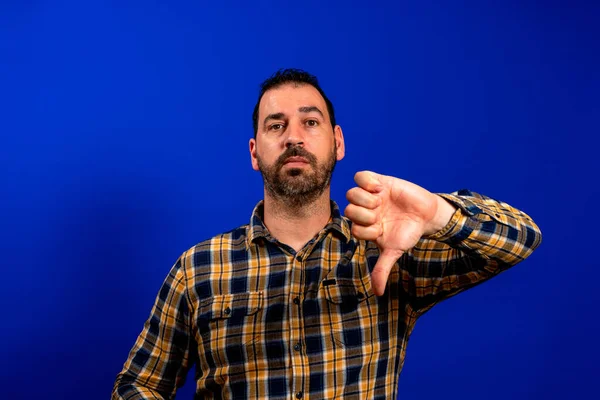 Homem Barbudo Uma Camisa Xadrez Amarelo Posando Com Polegar Para — Fotografia de Stock