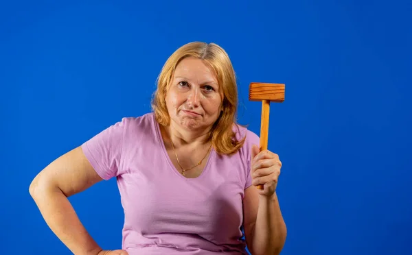 Bella Donna Mezza Età Posa Con Martello Legno Cucina Isolato — Foto Stock