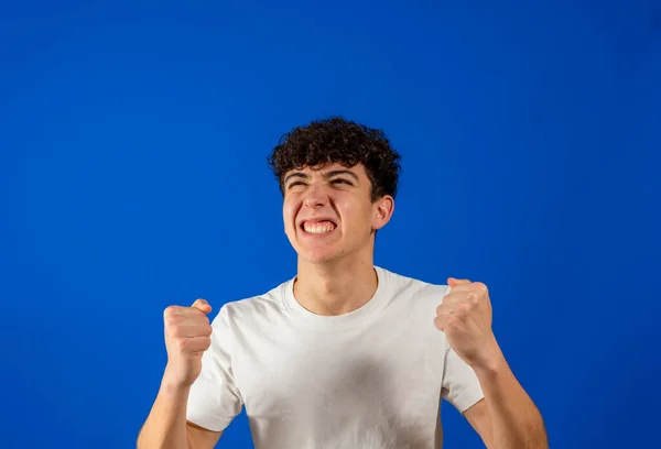 Aantrekkelijke Jongeman Met Krullend Haar Die Zijn Vuisten Boosaardig Geïsoleerd — Stockfoto