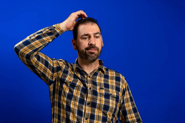 Hombre Barbudo Con Una Camisa Amarilla Cuadros Que Rasca Cabeza — Foto de Stock