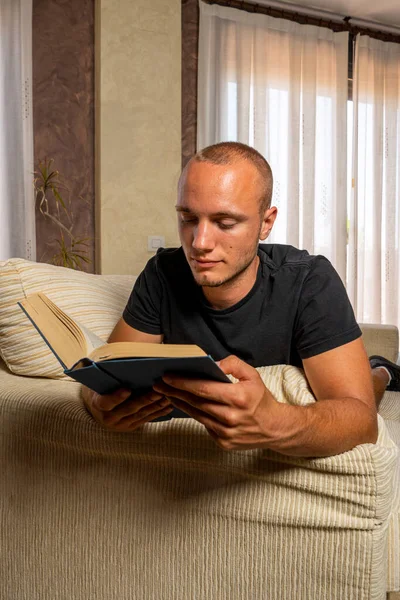 Jeune Homme Lisant Livre Couché Détendu Sur Canapé Maison Concept — Photo