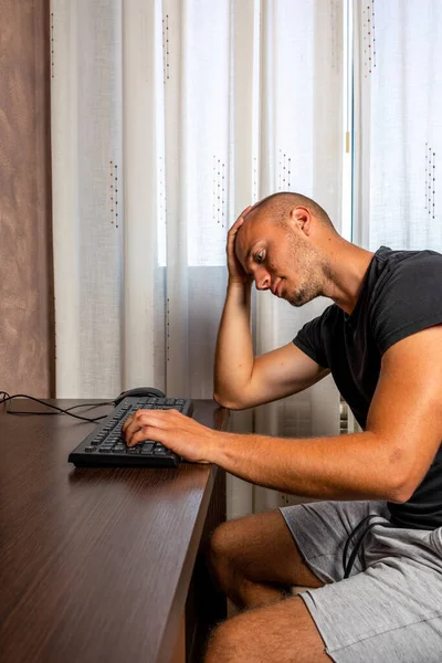 Jovem Descansando Cabeça Como Sinal Demissão Enquanto Estudava Computador Conceito — Fotografia de Stock