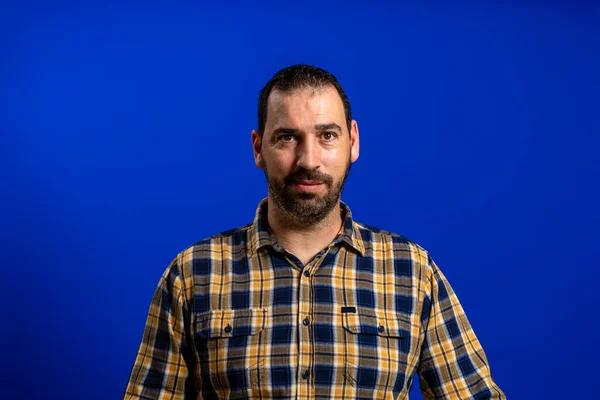 Retrato Homem Barbudo Bonito Uma Camisa Xadrez Amarelo Isolado Fundo — Fotografia de Stock