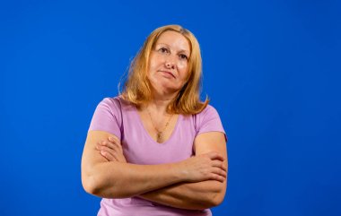 Çekici bir kadının portresi kollarını kavuşturmuş düşünceli bir ifadeyle başka tarafa bakıyor. Endişe kavramı