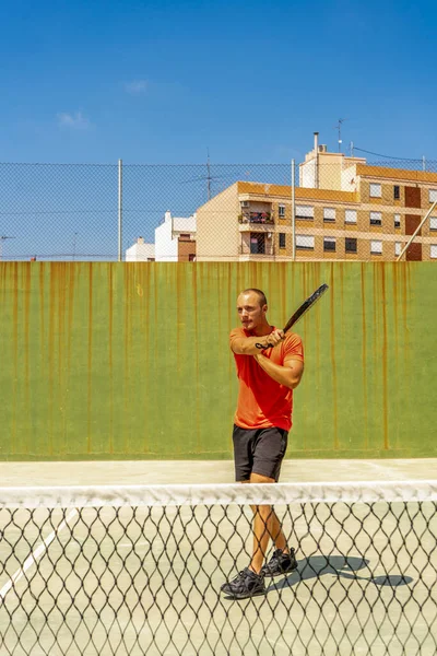 Jovem treinado em uma quadra de tênis de concreto para melhorar seu jogo de tênis e alcançar seu objetivo atingindo o atp. Conceito de sonho — Fotografia de Stock