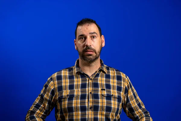 Alegre emocional homem xadrez camisa estúdio estilo de vida grimace azul fundo — Fotografia de Stock