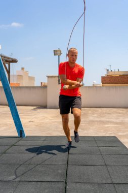 İp atlama. Genç sporcu antrenman yapıyor ve dışarıda egzersiz yapıyor. Spor, spor, sokak sporu konsepti