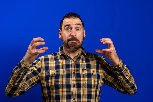 Olhos surpreendidos de um homem num espaço de cópia de texto azul. Grandes olhos salientes. Para anunciar descontos, vendas, lojas de penhores ou crédito — Fotografia de Stock