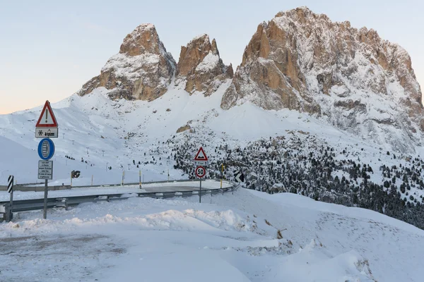 Sassolungo from Gardena mountain pass in the Dolomites — Stock Photo, Image