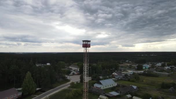 消防監視塔の周りの飛行普遍的な — ストック動画