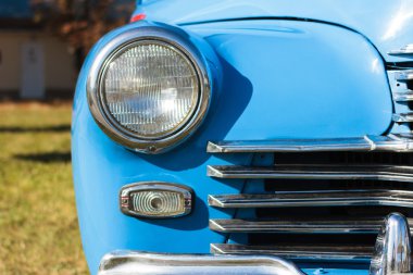 Açık ışıkları eski araba