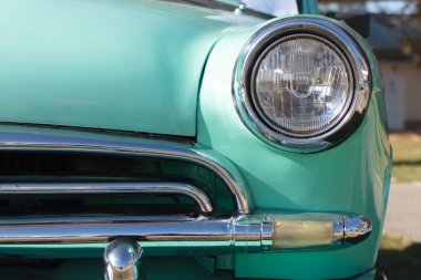 Açık ışıkları eski araba