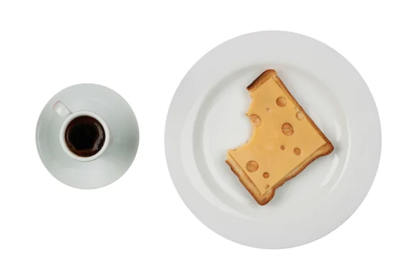 Broodje kaas en een kopje zwarte koffie — Stockfoto