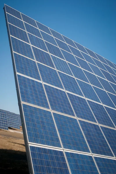 Granja de energía solar - Imagen de stock —  Fotos de Stock