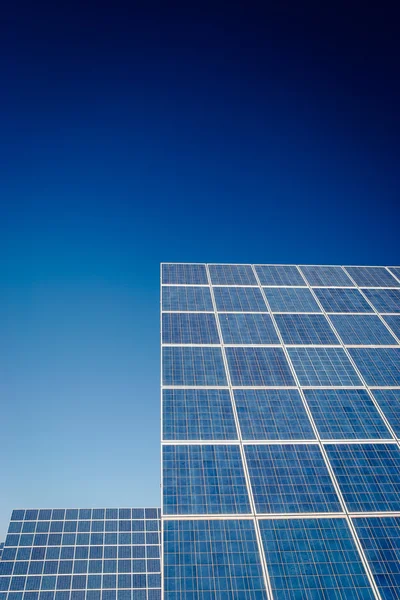 Granja de energía solar - Imagen de stock —  Fotos de Stock