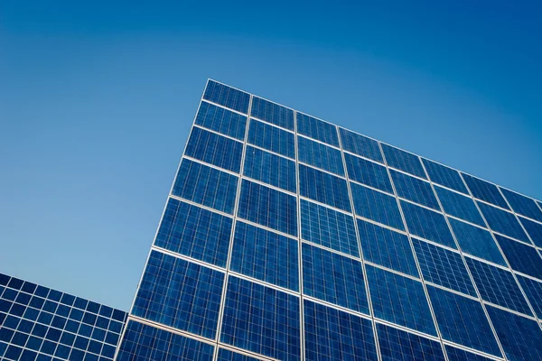 Granja de energía solar - Imagen de stock —  Fotos de Stock