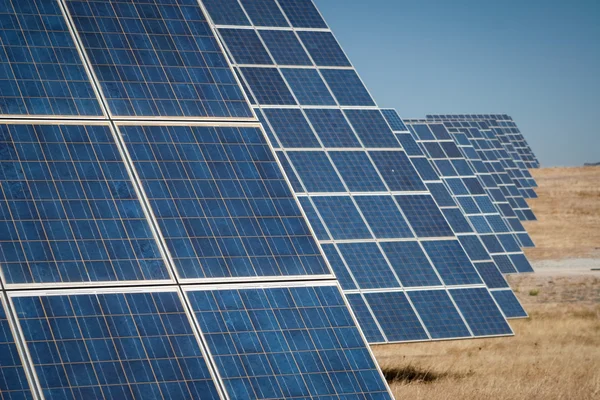 Granja de energía solar - Imagen de stock —  Fotos de Stock