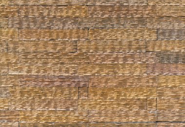 Doğal kahverengi kayalardan oluşan çizgili levhalardan yapılmış taş kaplama duvarlar, dış yüzeyler için paneller.