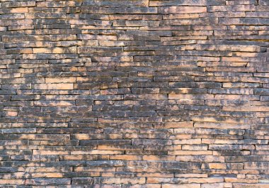 Eski ve eskimiş turuncu tuğla duvar. Küf dokusuna sahip.