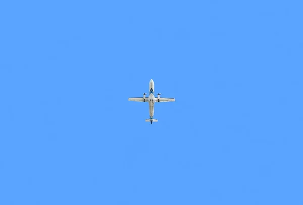 Avião Passageiros Voando Contra Fundo Céu Azul — Fotografia de Stock