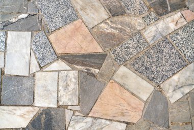 Renkli granit mozaiklerden yapılmış taş zemin