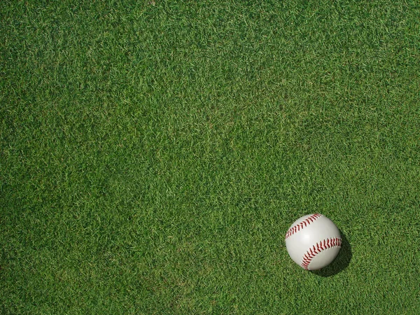 Baseball na sportowe darń trawy — Zdjęcie stockowe