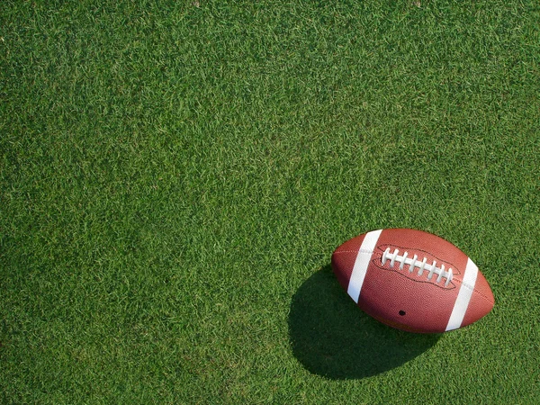 Футбол на спортивной траве справа — стоковое фото