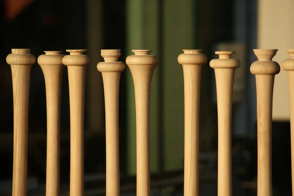 Baseballschläger im Schaufenster eines Holzgeschäfts — Stockfoto