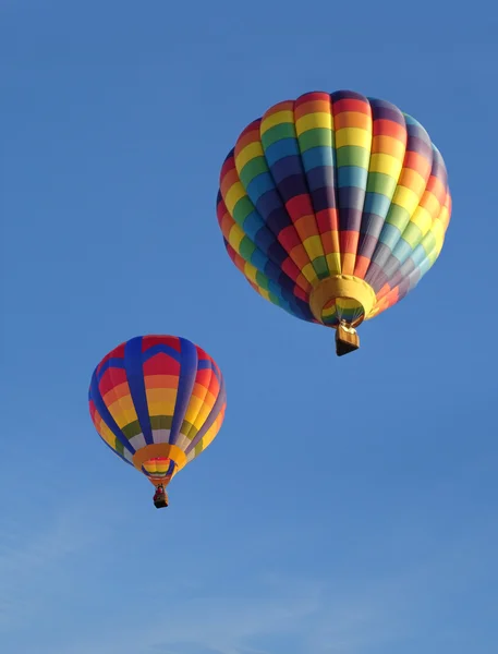 Bunte Luftballons gegen blauen Himmel Stockfoto