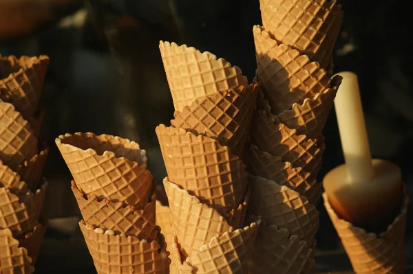 Kornouty na zmrzlinu v okně zmrzlina Shop Stock Obrázky