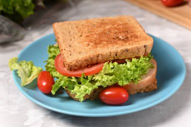 Jambonlu sandviç ve tabakta taze salata..