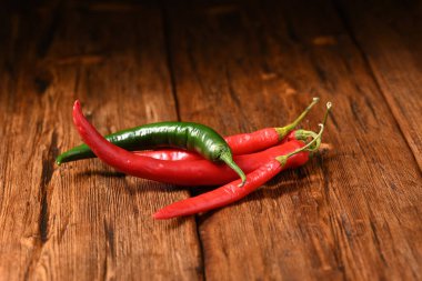 Ahşap masada acı biber..