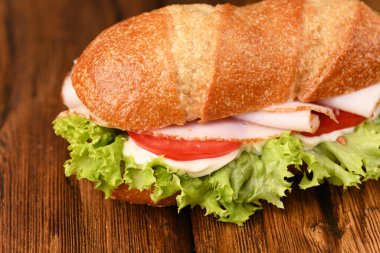 Mayonezli sulu ekmek, yeşil salata, domates ve jambon..