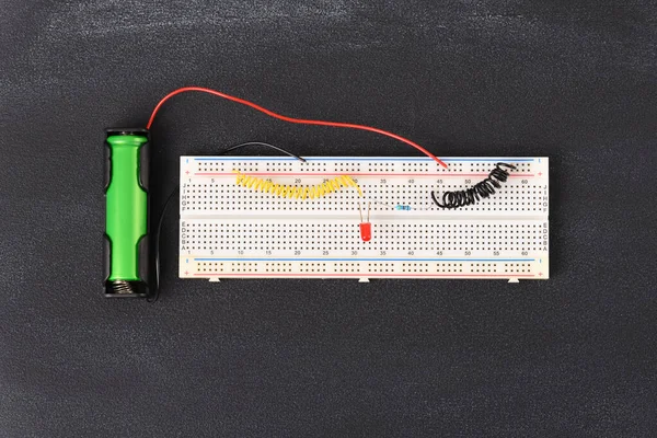 Circuito Eléctrico Montado Sobre Tabla Cortar Pan Breadboard Eléctrico Para —  Fotos de Stock