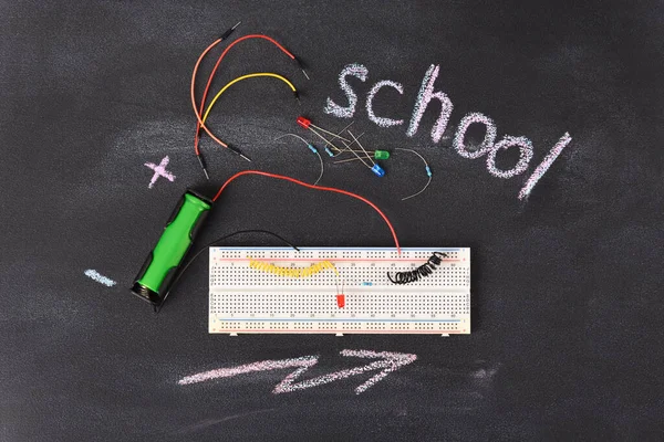 Circuito Eléctrico Montado Sobre Tabla Cortar Pan Breadboard Eléctrico Para —  Fotos de Stock