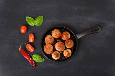 Tavada kırmızı biberli kızarmış sosis. Üst görünüm.