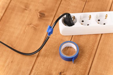 Bağlayıcının kablosunu yalıtım bandıyla onardım.