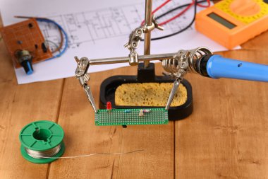 Elektronik devre kartı yardımcı elde.