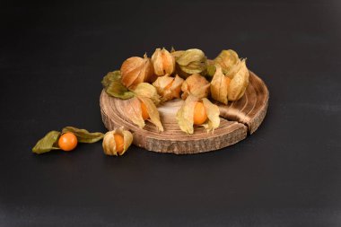 Tahtada olgun böğürtlen salatası.